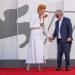 Pedro Almodóvar, derecha, y la actriz Tilda Swinton posan en la alfombra roja por el filme "La voz humana" en la 77ma edición del Festival de Cine de Venecia en el Lido, Venecia, 3 de septiembre de 2020. Foto: Domenico Stinellis/AP.