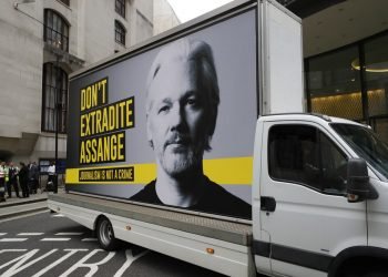 Un camión que porta un cartel con la foto de Julian Assange y la leyenda "No extraditen a Assange" pasa frente a la Corte Penal Central de Londres, martes 8 de septiembre de 2020. Los abogados del fundador de WikiLeaks y los del gobierno estadounidense se enfrentan en un caso de extradición de alta repercusión demorado por la pandemia. Foto: Kirsty Wigglesworth/AP.