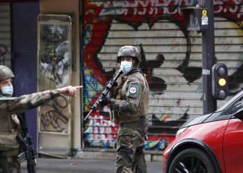 Soldados franceses patrullan por una calle luego de que cuatro personas resultaron heridas en un ataque con cuchillo, cerca de las antiguas oficinas de la revista satírica Charlie Hebdo, en París. Foto: Thibault Camus/AP.