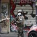 Soldados franceses patrullan por una calle luego de que cuatro personas resultaron heridas en un ataque con cuchillo, cerca de las antiguas oficinas de la revista satírica Charlie Hebdo, en París. Foto: Thibault Camus/AP.