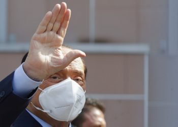 El exprimer ministro italiano Silvio Berlusconi al salir del hospital San Raffaele tras estar internado por coronavirus, en Milán, Italia. Foto: Luca Bruno/AP.
