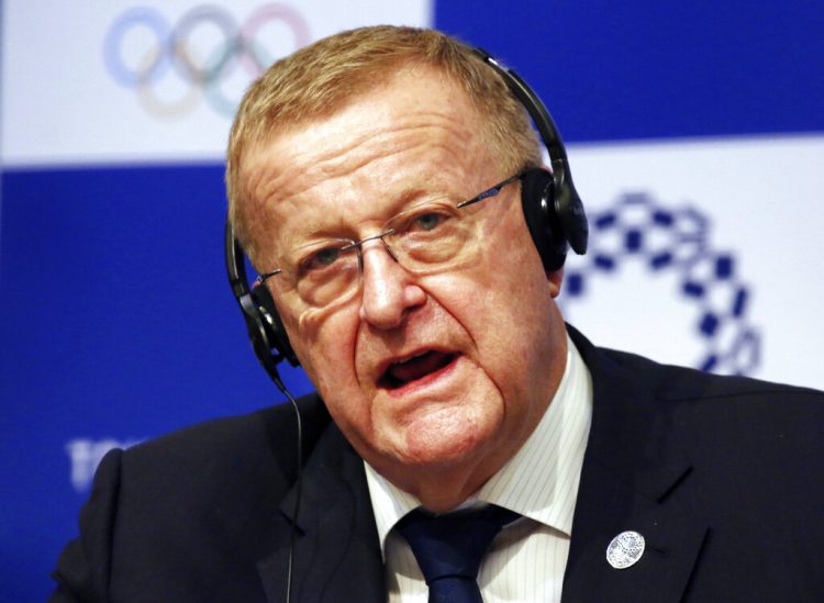 John Coates, jefe de la comisión coordinadora del COI para los Juegos Olímpicos de Tokio, habla en conferencia de prensa en Tokio. Foto: Koji Sasahara/AP/Archivo.