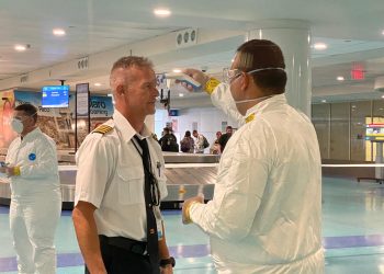 Médicos realizan pruebas de coronavirus en el aeropuerto de San Juan, Puerto Rico. Foto: Air National Guard.