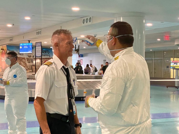 Médicos realizan pruebas de coronavirus en el aeropuerto de San Juan, Puerto Rico. Foto: Air National Guard.