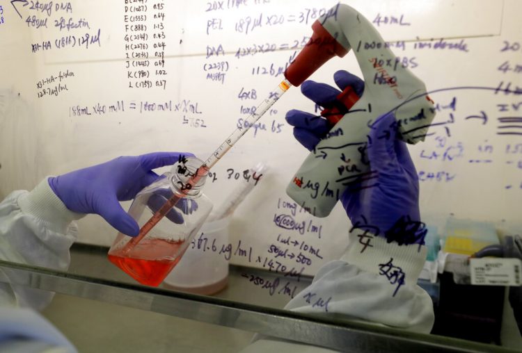 Kai Hu, investigador en el Imperial College de London, trabajando con células. Foto: Kirsty Wigglesworth/AP/Archivo.