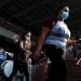 Decenas de personas salen de una estación del metro en el centro de la ciudad de Osasco, en Sao Paulo, Brasil, durante la pandemia de coronavirus. Foto: Sebastiao Moreira / EFE.