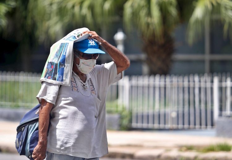 Las altas médicas se limitaron a 15, mientras que 17 personas continuaban en cuidados intensivos: cinco en estado crítico y 12, grave. Foto: Yander Zamora/EFE.