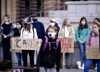 La activista sueca por el clima, Greta Thunberg, y otros jóvenes protestan ante el parlamento sueco, en Estocolmo, el 25 de septiembre de 2020. Foto: Janerik Henriksson/TT News Agency via AP.