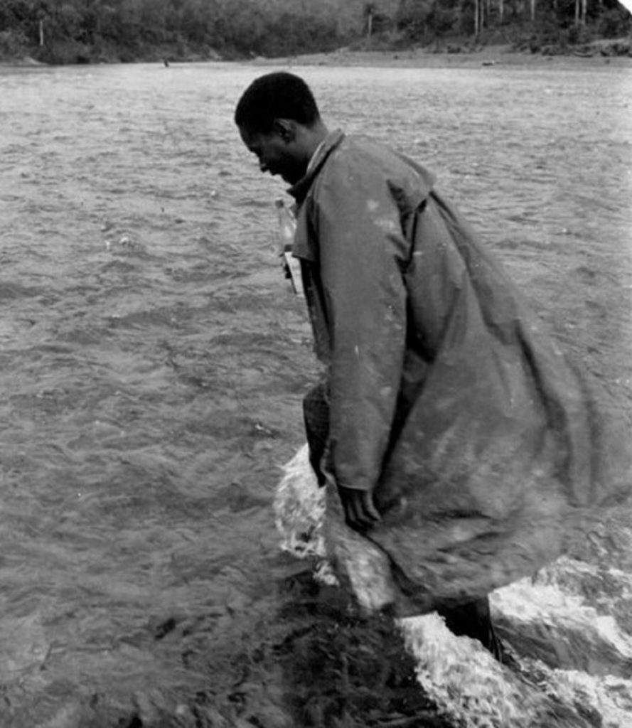 Guillén Landrián camina por el río durante el rodaje de “Ociel del Toa”. Foto: lafuga.cl