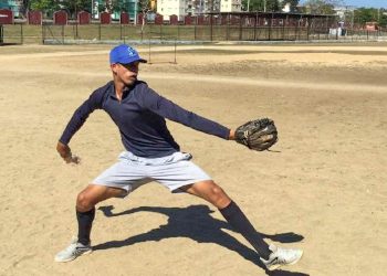 El joven prospecto Luis Danny Morales ha registrado lanzamientos de 96 millas por hora. Foto: escambray.cu