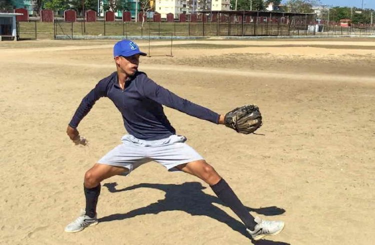 El joven prospecto Luis Danny Morales ha registrado lanzamientos de 96 millas por hora. Foto: escambray.cu