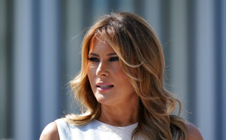 ARCHIVO - E




En esta foto del 24 de agosto de 2020, la primera dama Melania Trump visita una exposición de arte en la Casa Blanca. Foto: J. Scott Applewhite/AP.