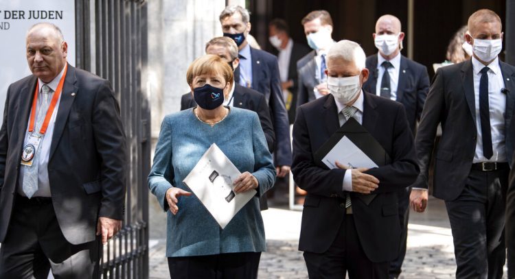 La canciller de Alemania, Angela Merkel, y Josef Schuster, presidente del Concejo Central Judío caminan después de una ceremonia por el 70 aniversario de esa organización en Berlín, Alemania, el martes 15 de septiembre de 2020. Foto: Bernd von Jutrczenka/Pool vía AP.