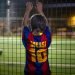 Un niño con una camiseta de Lionel Messi observa un partido de fútbol en Banyoles, España. Foto: Emilio Morenatti/AP/archivo.