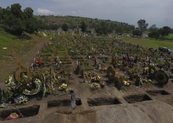 Trabajadores excavan nuevas tumbas en una sección del Cementerio Municipal del Valle de Chalco, en las afueras de la Ciudad de México, que se abrió en los primeros días de la pandemia de coronavirus para dar cabida al incremento en el número de muertos. Foto: Rebecca Blackwell/AP.