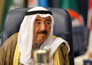 El emir de Kuwait, el jeque Sabah Al-Ahmad Al-Jaber Al-Sabah, durante la sesión inaugural de la cumbre árabe, en la ciudad de Kuwait, Kuwait, el 25 de marzo de 2014. El emir ha muerto a los 91 años. Foto: RAED QUTENA/ EFE / EPA .