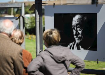 Personas en la muestra fotográfica de homenaje al escritor uruguayo Mario Benedetti, en Montevideo. La muestra inédita de fotografía reflejan a un Mario Benedetti (1920-2009) “íntimo y humano”. Foto: Raúl Martínez/EFE