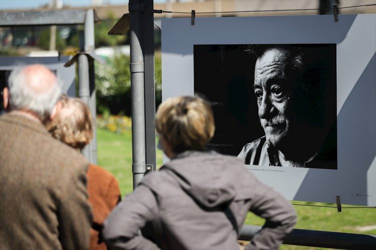 Personas en la muestra fotográfica de homenaje al escritor uruguayo Mario Benedetti, en Montevideo. La muestra inédita de fotografía reflejan a un Mario Benedetti (1920-2009) “íntimo y humano”. Foto: Raúl Martínez/EFE