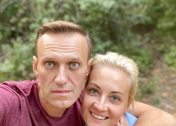 Fotografía publicada por el líder opositor ruso Alexei Navalny en su cuenta de Instagram, el viernes 25 de septiembre de 2020. Aparece junto con su esposa Yulia, en un sitio no revelado en Alemania. Foto: cuenta de Navalny en Instagram, vía AP.