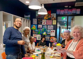 Nelson Mulet junto a sus alumnas del taller de pintura en la residencia para jubilados de Las Vegas, Revel Nevada. Foto: https://www.facebook.com/revelnevada/