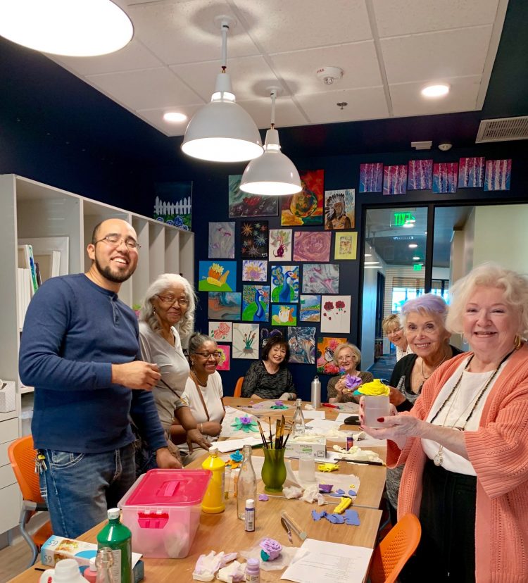 Nelson Mulet junto a sus alumnas del taller de pintura en la residencia para jubilados de Las Vegas, Revel Nevada. Foto: https://www.facebook.com/revelnevada/