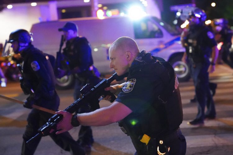 Policías avanzan después de que un agente de Louisville resultara baleado el miércoles 23 de septiembre de 2020, durante protestas contra la injusticia racial en Louisville, Kentucky. Foto: John Minchillo/AP.