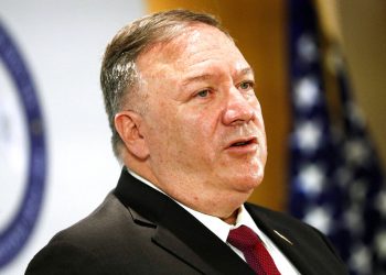 El secretario de Estado estadounidense Mike Pompeo habla en el simposio "Promoción y defensa de la libertad religiosa internacional por medio de la diplomacia" en Roma, miércoles 30 de septiembre de 2020. Foto: Guglielmo Mangiapane, via AP.