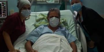 El doctor José Rubiera (c) se recupera tras sufrir un infarto y ser intervenido quirúrgicamente en La Habana. Foto: Cubadebate.