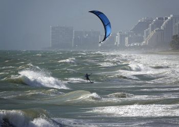 Surfistas aprovechan vientos de una tormenta, en Florida. Foto: Joe Cavaretta/South Florida Sun-Sentinel, vía AP.