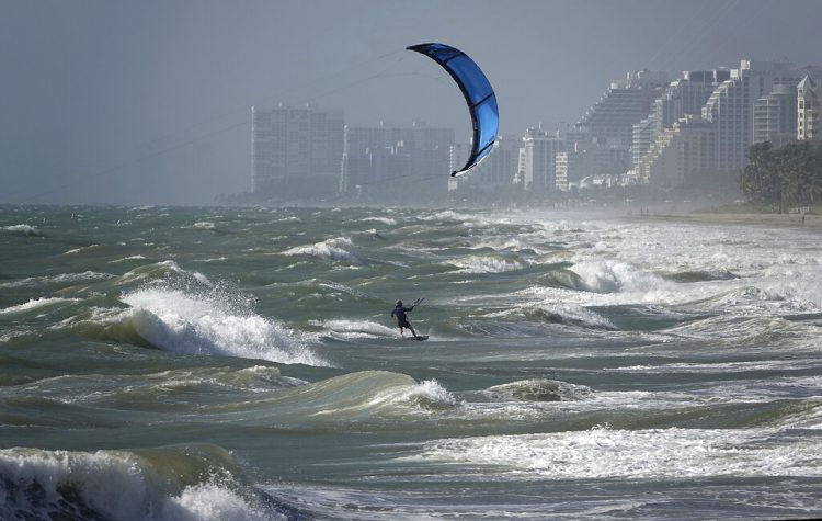 Surfistas aprovechan vientos de una tormenta, en Florida. Foto: Joe Cavaretta/South Florida Sun-Sentinel, vía AP.