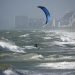 Surfistas aprovechan vientos de una tormenta, en Florida. Foto: Joe Cavaretta/South Florida Sun-Sentinel, vía AP.