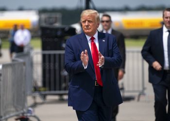 El presidente Donald Trump arriba al aeropuerto internacional de Wilmington, Carolina del Norte, el miércoles 2 de septiembre de 2020. Foto: Evan Vucci/AP.