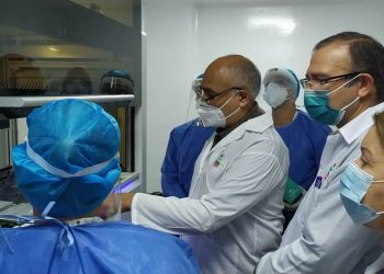 Realizan autoridades venezolanas, de la Oficina de Atención a las Misiones Sociales Cubanas y la embajada de Cuba en Venezuela recorrido por las instalaciones del Laboratorio de Biología Molecular. Foto: Tomada de @Cubacoopera_Ve3