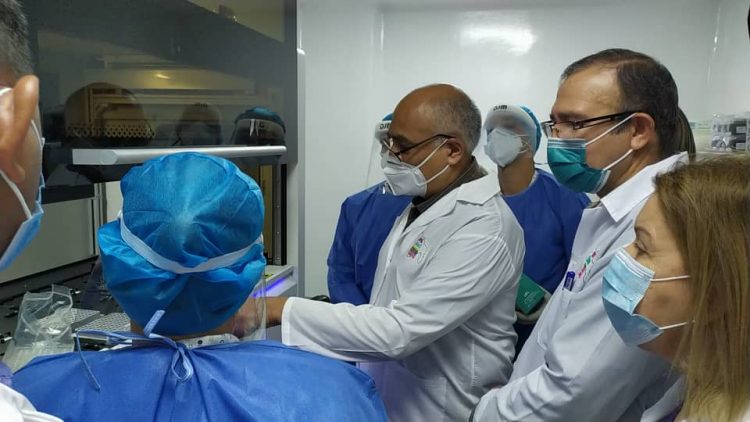 Realizan autoridades venezolanas, de la Oficina de Atención a las Misiones Sociales Cubanas y la embajada de Cuba en Venezuela recorrido por las instalaciones del Laboratorio de Biología Molecular. Foto: Tomada de @Cubacoopera_Ve3