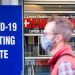 Un hombre con mascarilla pasa frente a un sitio de pruebas para la COVID-19 en Nueva York, Estados Unidos. Foto: Justin Lane / EFE / Archivo.