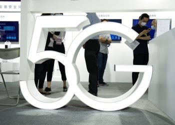 Visitantes pasan junto a un cartel de 5G en una Feria Internacional de Alta Tecnología de Beijing el 17 de septiembre del 2020. Foto: AP/Ng Han Guan/Archivo.