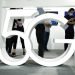 Visitantes pasan junto a un cartel de 5G en una Feria Internacional de Alta Tecnología de Beijing el 17 de septiembre del 2020. Foto: AP/Ng Han Guan/Archivo.