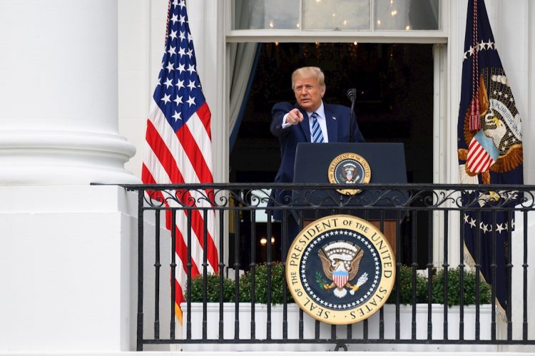 El presidente de Estados Unidos Donald Trump en el balcón Truman, en la Casa Blanca, Washington, en un acto el 10 de octubre de 2020. Foto: Erin Scott / EFE / Pool.