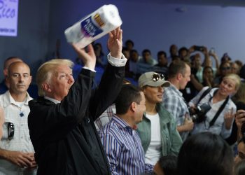 El presidente Donald Trump lanza rollos de papel higiénico a los afectados por el huracán María que devastó Puerto Rico. Foto: AP / Archivo.