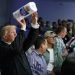 El presidente Donald Trump lanza rollos de papel higiénico a los afectados por el huracán María que devastó Puerto Rico. Foto: AP / Archivo.