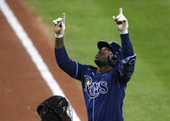 El cubano Randy Arozarena, de los Rays de Tampa Bay, festeja luego de conectar un jonrón de dos carreras ante los Orioles de Baltimore, el sábado 19 de septiembre de 2020 (AP Foto/Nick Wass)