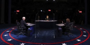 El vicepresidente Mike Pence escucha a la candidata demócrata a la vicepresidencia, la senadora Kamala Harris, durante el debate vicepresidencial del miércoles 7 de octubre de 2020 en la Sala Kingsbury de la Universidad de Utah en Salt Lake City. (Justin Sullivan/Pool via AP)