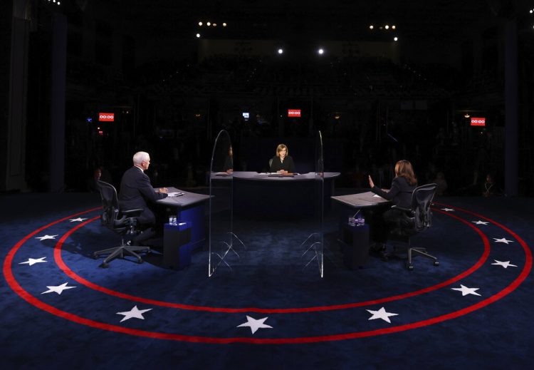 El vicepresidente Mike Pence escucha a la candidata demócrata a la vicepresidencia, la senadora Kamala Harris, durante el debate vicepresidencial del miércoles 7 de octubre de 2020 en la Sala Kingsbury de la Universidad de Utah en Salt Lake City. (Justin Sullivan/Pool via AP)