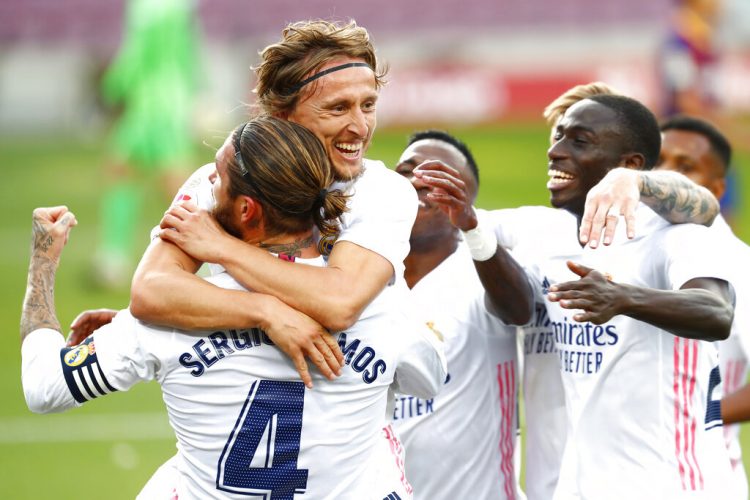 Luka Modric celebra tras anotar el tercer gol en la victoria 3-1 ante el Barcelona por La Liga de España, el sábado 24 de octubre de 2020. (AP Foto/Joan Monfort)