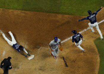Randy Arozarena, de los Rays de Tampa Bay, anota la carrera del triunfo ante los Dodgers de Los Ángeles en el cuarto juego de la Serie Mundial el sábado 24 de octubre de 2020, en Arlington, Texas. (AP Foto/David J. Phillip)