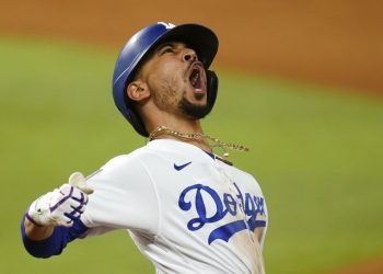 Mookie Betts, de los Dodgers de Los Ángeles, festeja luego de conectar un jonrón en el sexto juego de la Serie Mundial ante los Rays de Tampa Bay, el martes 27 de octubre de 2020, en Arlington, Texas (AP Foto/Eric Gay)