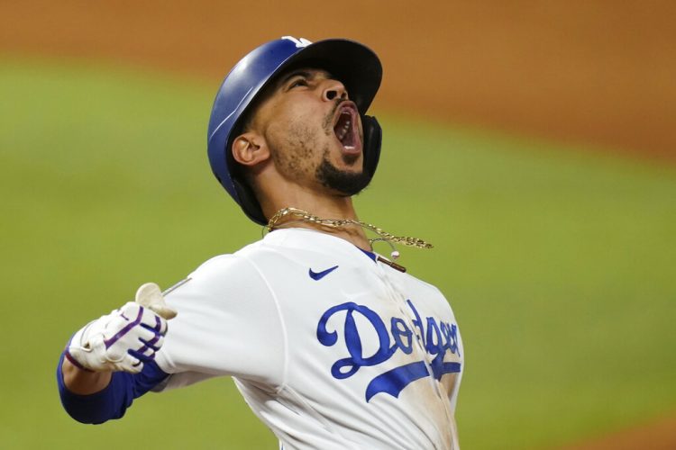 Mookie Betts, de los Dodgers de Los Ángeles, festeja luego de conectar un jonrón en el sexto juego de la Serie Mundial ante los Rays de Tampa Bay, el martes 27 de octubre de 2020, en Arlington, Texas (AP Foto/Eric Gay)