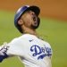 Mookie Betts, de los Dodgers de Los Ángeles, festeja luego de conectar un jonrón en el sexto juego de la Serie Mundial ante los Rays de Tampa Bay, el martes 27 de octubre de 2020, en Arlington, Texas (AP Foto/Eric Gay)