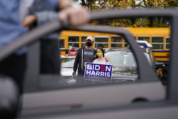 Dos asistentes a un acto eectoral del candidato presidencial demócrata Joe Biden en una universidad del condado de Bucks, Pennsylvania, sábado 24 de octubre de 2020.  Foto: Andrew Harnik/AP.