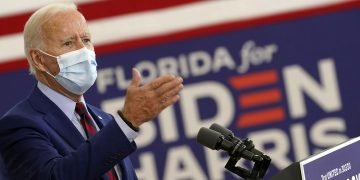 El exvicepresidente Joe Biden, candidato presidencial demócrata, habla en Miami  el lunes 5 de octubre de 2020. Foto: Andrew Harnik/AP.